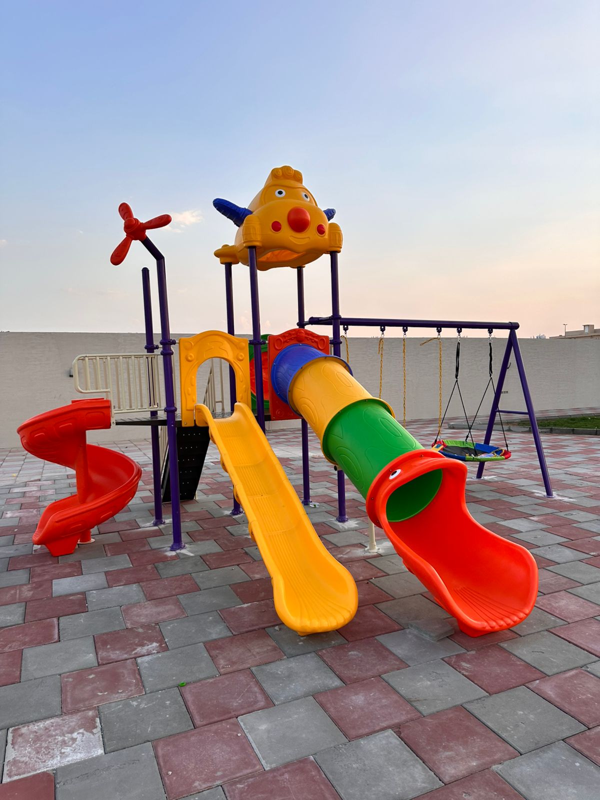 مساحة لعب خارجية متكاملة مع منزلقات وأراجيح
