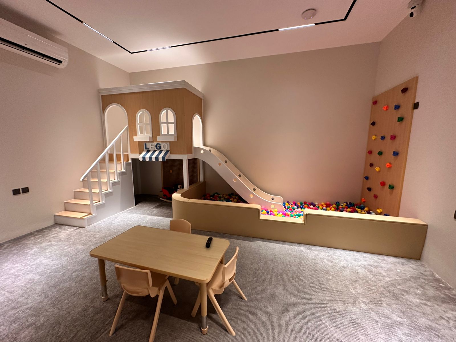 مساحة لعب داخلية بتصميم متجر LEGO وحوض كرات