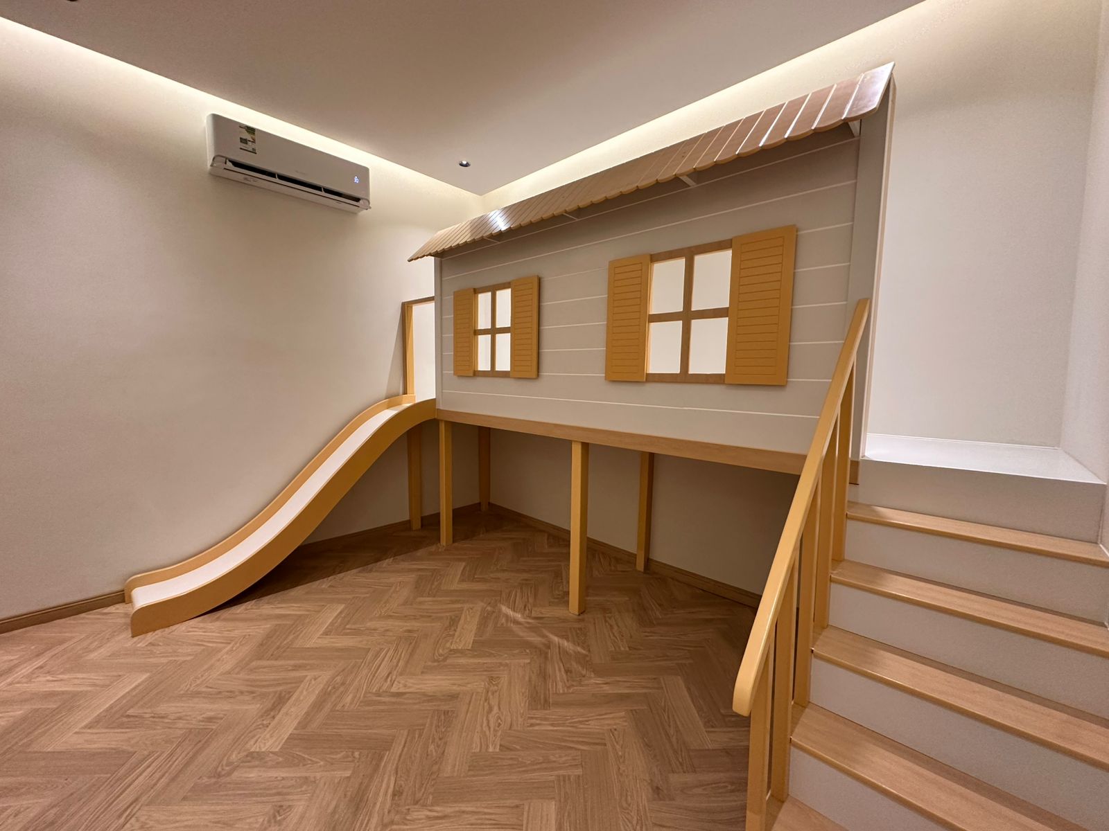 بيت لعب خشبي بتصميم أنيق مع منزلق ودرج